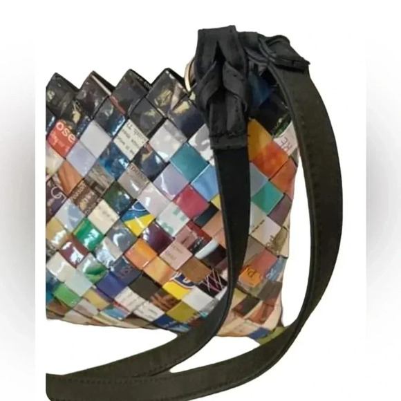 Recycled Magazine Weave  Wrapper Purse - Picture 4 of 6
